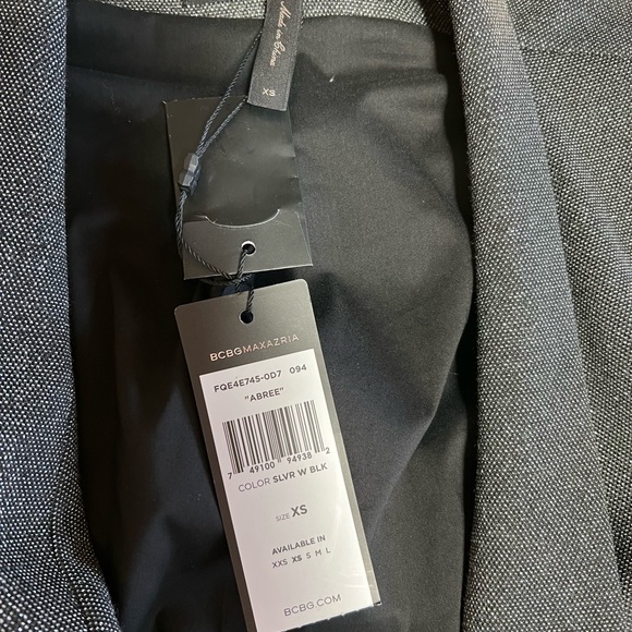 Glittery silver fitted BCBGMAXAZRIA blazer. - Picture 3 of 4
